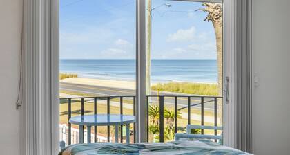 NEW Pet friendly 2/2 townhouse, Beachfront property with a seasonally heated pool