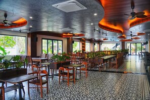 Dining - The Luna Tam Coc Hostel - Bar & Pool (Hoa Lu)