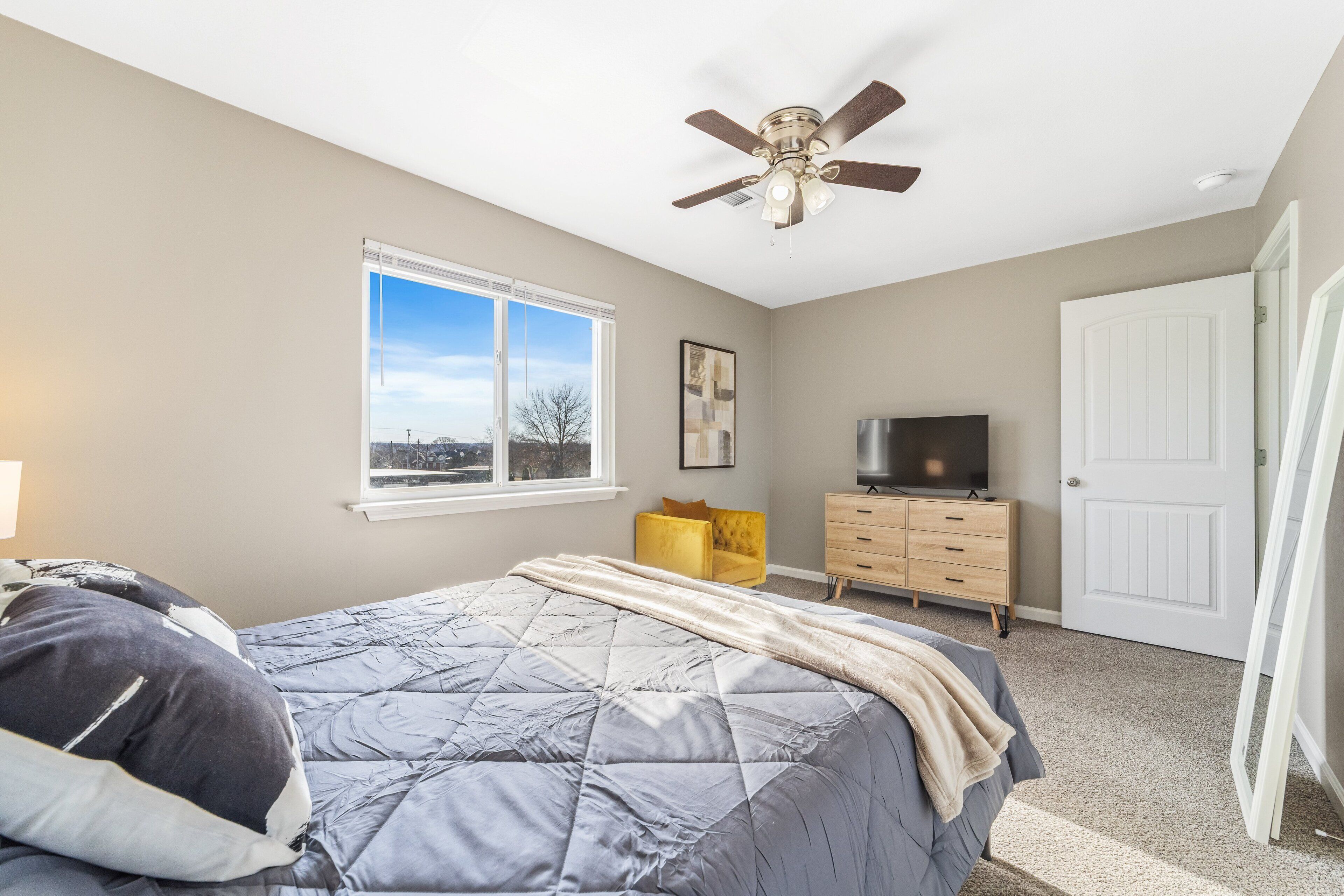 Iron/ironing board, free WiFi, bed sheets