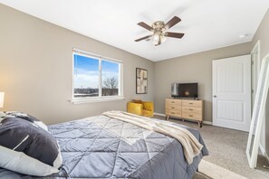 Iron/ironing board, free WiFi, bed sheets - The Family Float at Autumn Ridge, Hosted by Byers & Harvey (Clarksville)