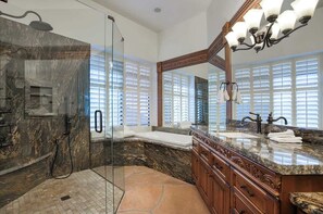 Shower, hair dryer, towels, shampoo - Princess Views-Pool & Spa-Walk to TPC Scottsdale (Scottsdale)