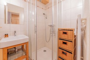 Dusche, Haartrockner, Handtücher