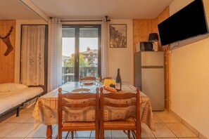 1 slaapkamer, een strijkplank/strijkijzer, beddengoed