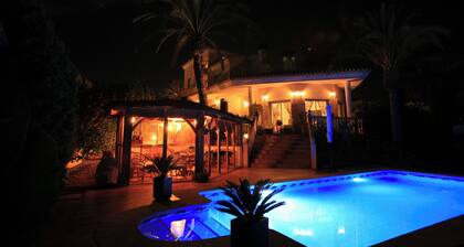 4 Bedroom Villa Sleeps 8 with Private Pool