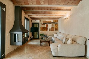 TV, fireplace - Can Frontera, Esencia Mallorquina entre caballos (Selva)