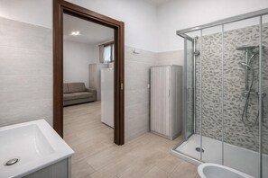 Shower, hair dryer, bidet, towels - Vespucci Studio - Next to the Sea, Alassio, Italy (Alassio)