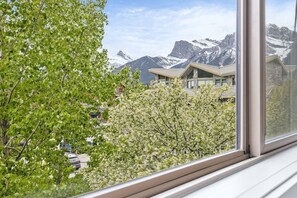 Interior - Renovated 3BR Condo|1200sqft | Hot Tub & MTN Views (Canmore)