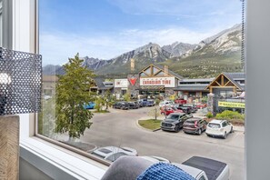 Interior - Renovated 3BR Condo|1200sqft | Hot Tub & MTN Views (Canmore)