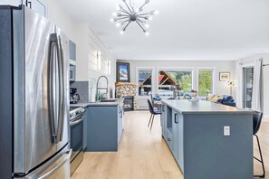 Fridge, microwave, oven, stovetop - Renovated 3BR Condo|1200sqft | Hot Tub & MTN Views (Canmore)