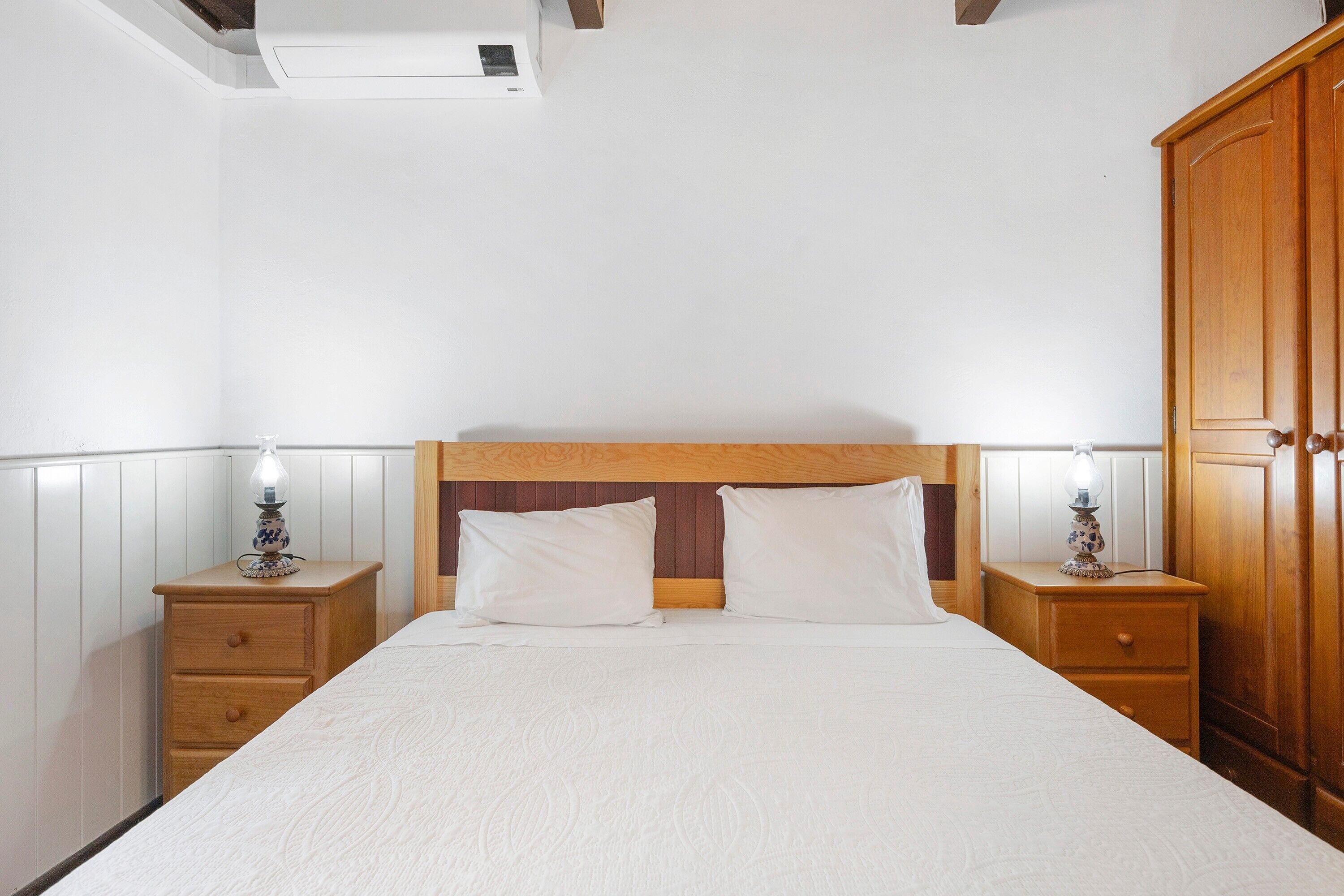 WiFi, bed sheets