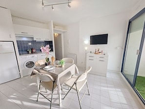 Fridge, microwave, cookware/dishes/utensils - Apartment Casino by Interhome (Canet-Plage)