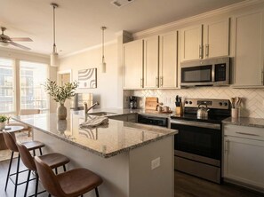 Fridge, microwave, oven, stovetop - Boulevard Stays Midtown 1BR Pool, Gym, Parking 07 (Nashville)