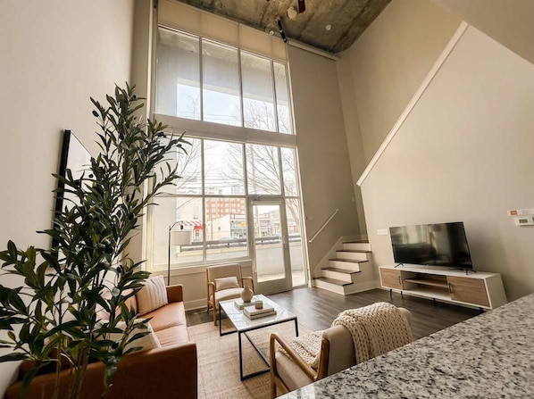 TV, offices - Boulevard Stays Midtown 30ft Ceilings 1BR 01 (Nashville)