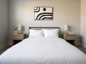 1 bedroom, desk, iron/ironing board, WiFi - Boulevard Stays Midtown 1BR Pool, Gym, Parking 01 (Nashville)