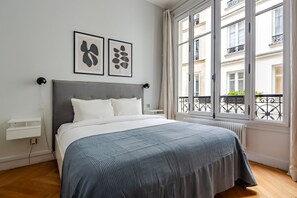 Iron/ironing board, WiFi, bed sheets - Blueground | Plaine-Monceau, balcony, nr Parc Monceau (Paris)