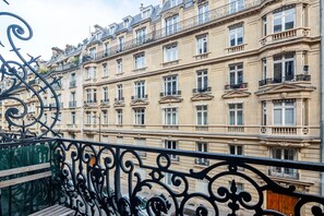 Property grounds - Blueground | Plaine-Monceau, balcony, nr Parc Monceau (Paris)