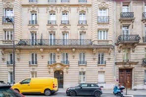 Exterior - Blueground | Plaine-Monceau, balcony, nr Parc Monceau (Paris)