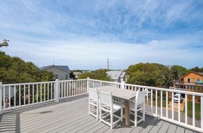 Outdoor dining - Private Rooftop Escape • Hot Tub & Bikes (Kill Devil Hills)