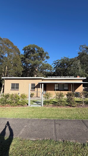 Property grounds - Central Stay with Spa and Nature Views. 30 mins to Hyams beach or Berry (Nowra)