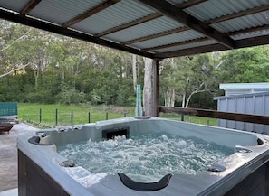 Outdoor spa tub - Central Stay with Spa and Nature Views.
30 mins to Hyams beach or Berry (Nowra)