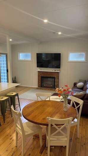 Dining - Central Stay with Spa and Nature Views. 30 mins to Hyams beach or Berry (Nowra)