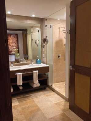 Hair dryer, towels, soap, toilet paper - Grand Mayan 1 Bedroom Suite (Riviera Maya)