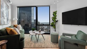 Una sala de estar moderna con un sofá, una mesa de centro y un televisor.