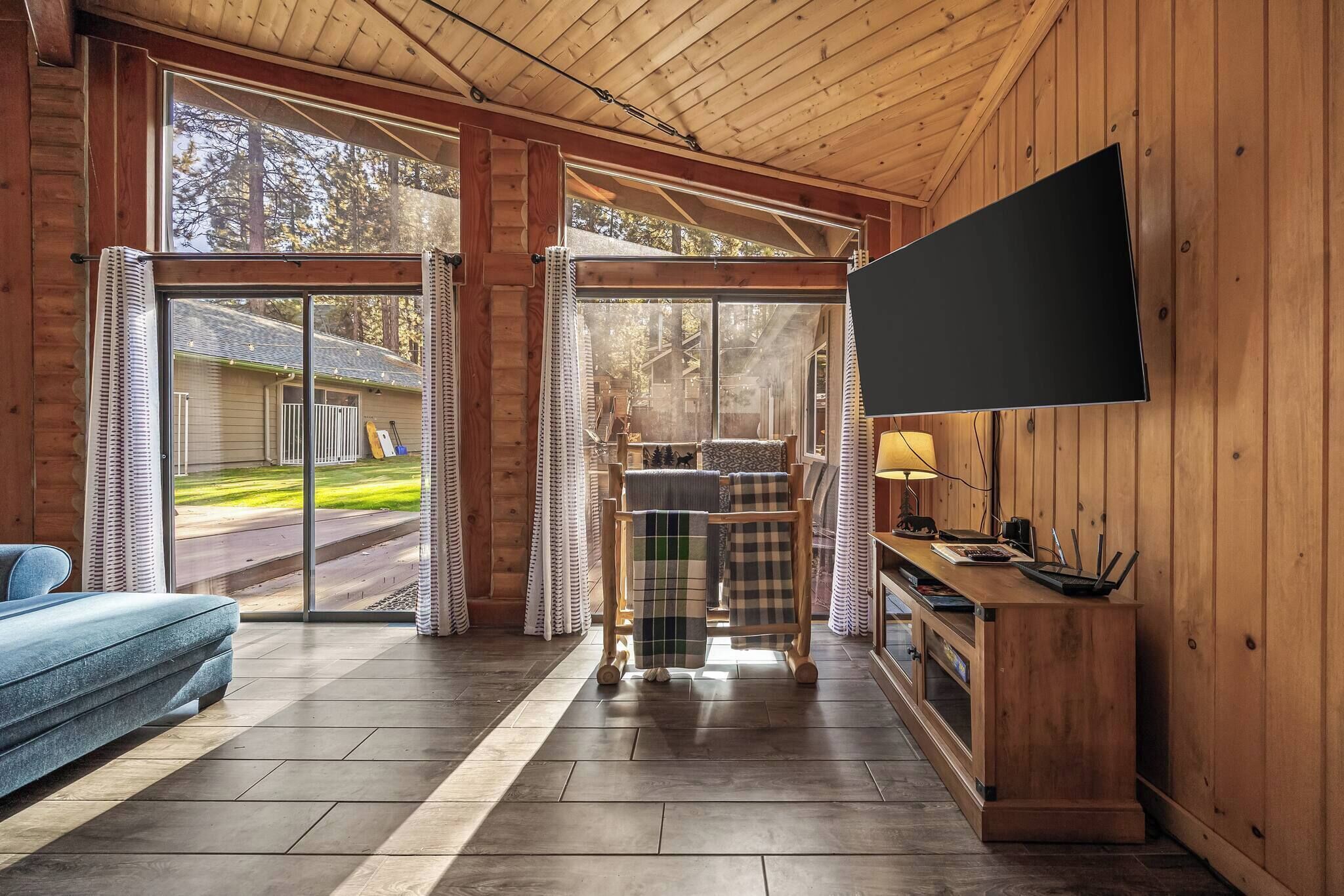 TV connectée, cheminée, table de tennis de table