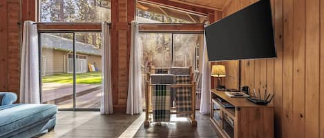 TV connectée, cheminée, table de tennis de table