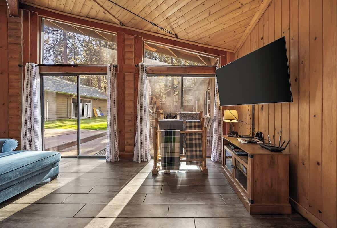 Een smart-tv, een open haard en een tafeltennistafel