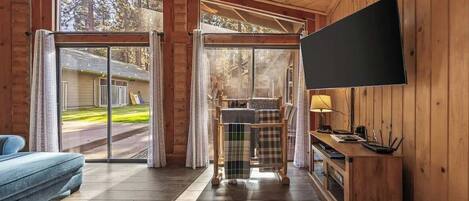 TV connectée, cheminée, table de tennis de table