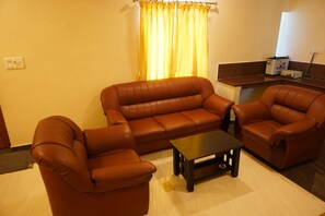 Deluxe Room | Living area - Shree Mantra Residency  (Yercaud)