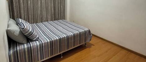 Iron/ironing board, internet, bed sheets