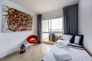 1 dormitorio, tabla de planchar con plancha, wifi y ropa de cama