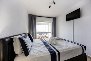 1 dormitorio, tabla de planchar con plancha, wifi y ropa de cama
