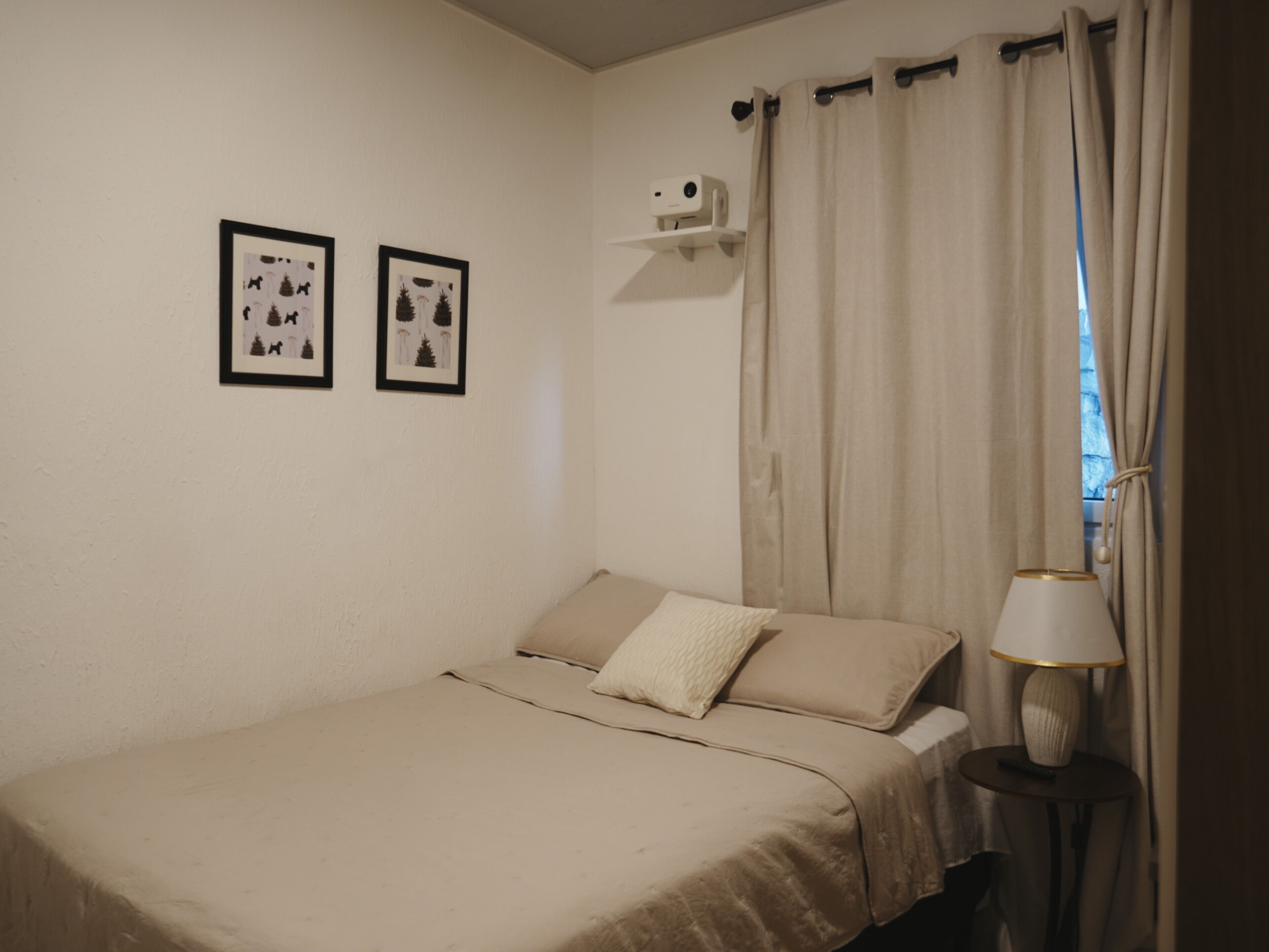 2 habitaciones, tabla de planchar con plancha, wifi y ropa de cama 