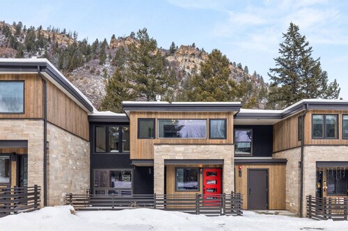 Newly Listed With Great Rates For March Ski Trips! Across The Street From Aspen Highlands Ski Area