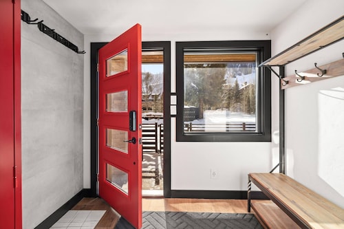 Creekside in Aspen Highlands! Near Maroon Bells Shuttle, Large Patio, Grill & FP, Monthly Rates!