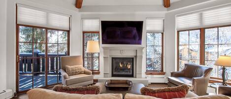 Televisie, een open haard en een computerscherm