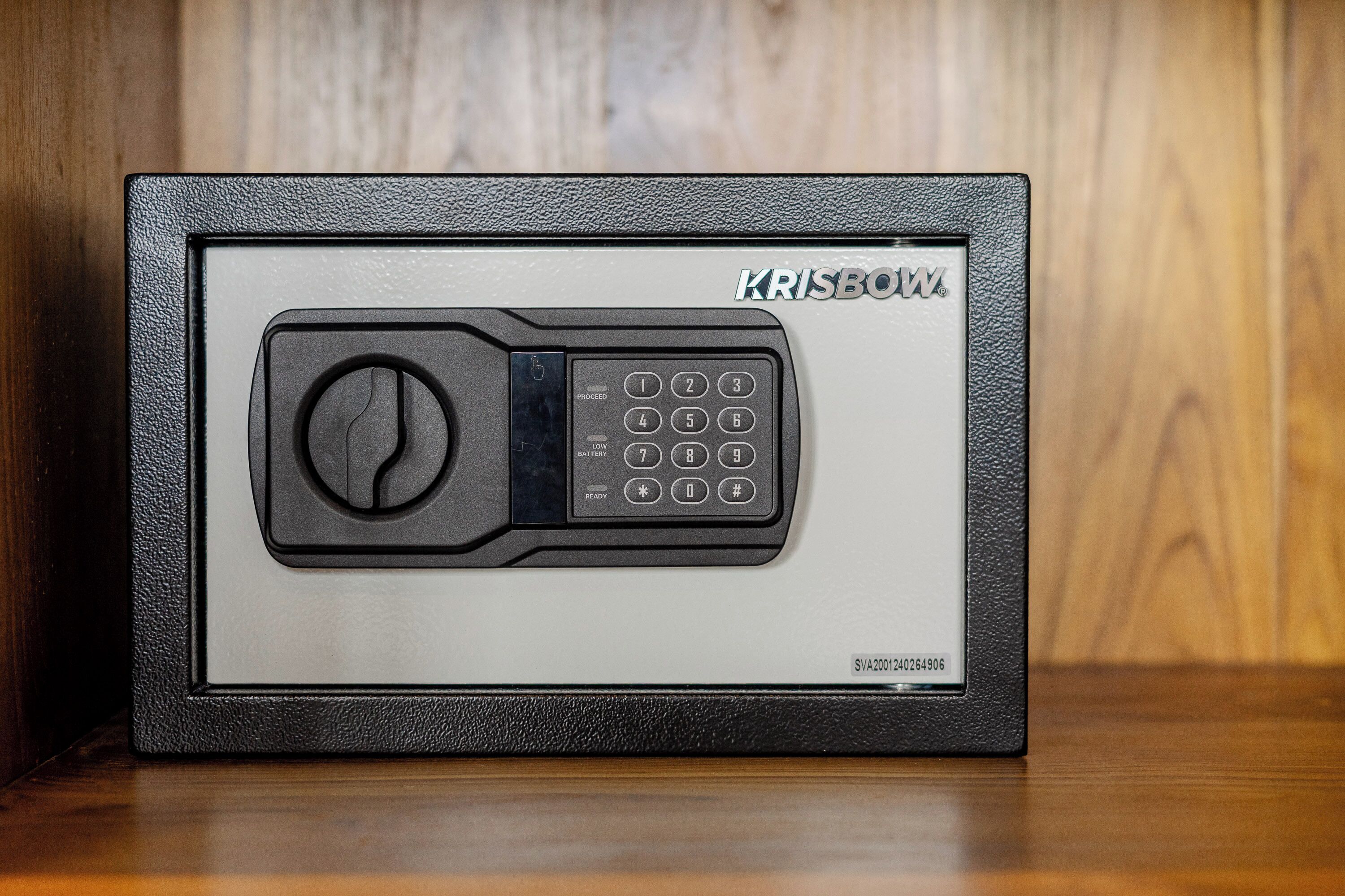 Een zwart en zilver elektronisch apparaat met een keypad en een draaiknop, waarop 