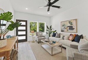 Living area - Spacious Modern Home w/ Smart Entry (Houston)