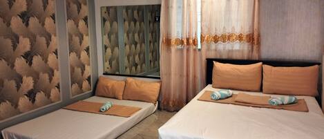 4 bedrooms, iron/ironing board, Internet, bed sheets