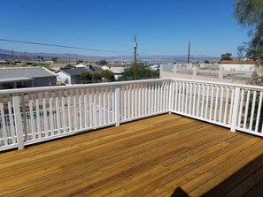 Property grounds - Four Bedroom Home with Swimming Pool and Game Room (Lake Havasu City)