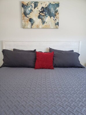 4 habitaciones, tabla de planchar con plancha, wifi y ropa de cama 