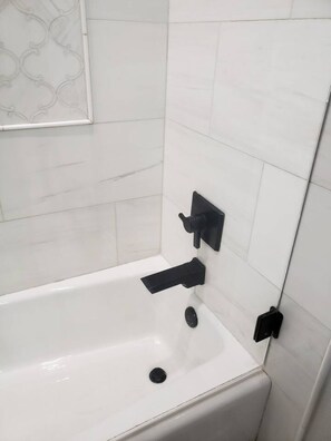 Shower, hair dryer, towels, soap - Four Bedroom Home with Swimming Pool and Game Room (Lake Havasu City)