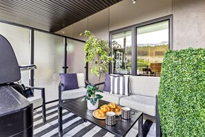Property grounds - Luxe 3BR Golden Hideaway on Top Floor, Balcony & BBQ (Golden)