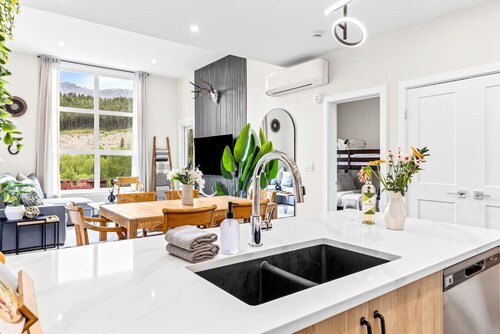 Luxe 3BR Golden Hideaway on Top Floor, Balcony & BBQ
