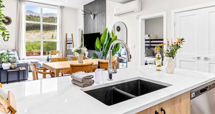 Luxe 3BR Golden Hideaway on Top Floor, Balcony & BBQ