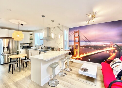 5-bedroom whole apartment perfect for groups 1/2 block from San Francisco Border