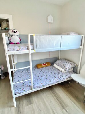 5 bedrooms, iron/ironing board, free WiFi, bed sheets